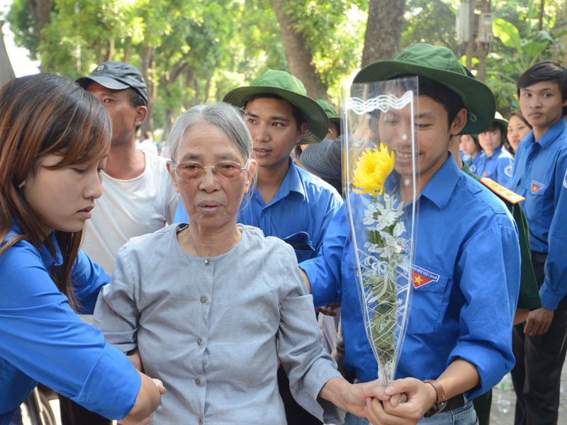 Những cụ già được thanh niên tình nguyện giúp đỡ đưa vào viếng Đại tướng