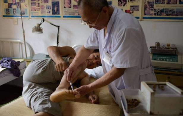 Người dân Trung Quốc tìm đến phòng khám để cho ong đốt chữa bệnh . Người dân Trung Quốc tìm đến phòng khám để cho ong đốt chữa bệnh