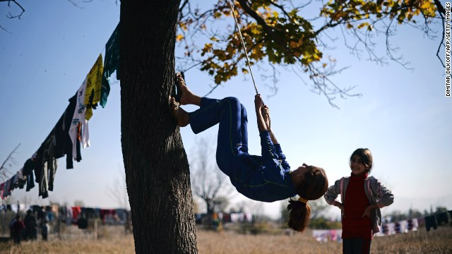 Trẻ em Syria vui chơi ở khu vực tị nạn mà không hề hay biết tương lai của các em đang bị đe dọa như thế nào