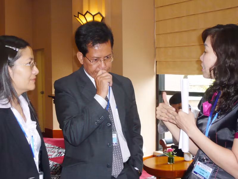 Các đại biểu tham dự ACMW 3 trao đổi trong giờ giải lao. Ảnh: Phong Cầm