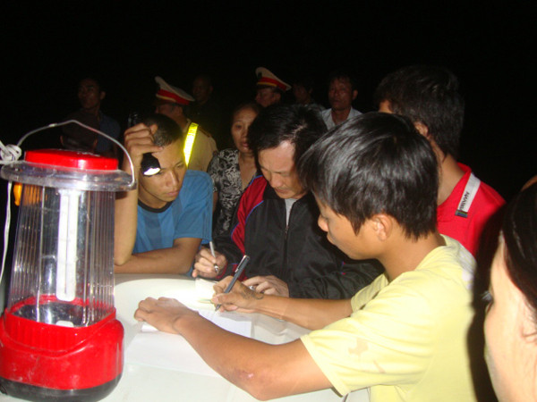 Nhiều hành khách viết đơn tố cáo ngay trên nắp ca bô của xe CSGT