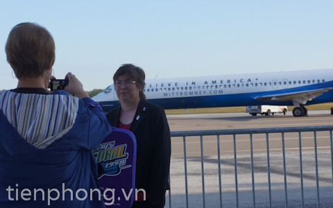 Người Mỹ chụp ảnh kỷ niệm bên chuyên cơ của ứng viên tổng thống Romney. Ảnh: Trí Đường