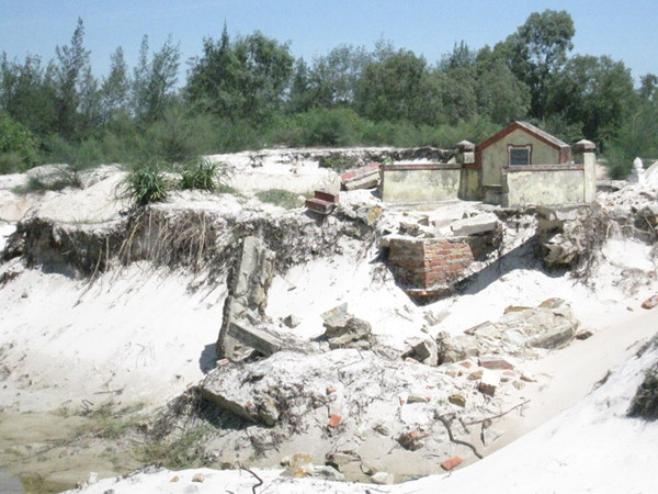 Hai ngôi mộ bị cát tặc phá nát, đào tận móng