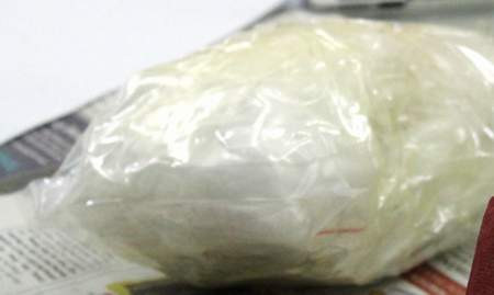 Một bọc ma túy dạng đá thu được tại nhà đối tượng Hà