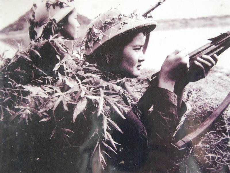 Dân quân Nam Ngạn quyết giữ Hàm Rồng - Ảnh: TL và X.B