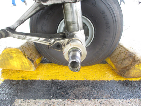 Chiếc trục càng bị gãy của chiếc ATR 72 bị sự cố. ảnh: TP