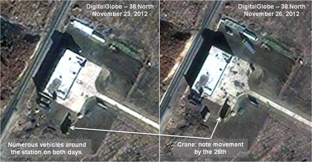 Các hoạt động tại nhà ga tàu hỏa gần bãi phóng cũng đang có sự thay đổi. Hình ảnh chụp ngày 23 - 11 (bên trái) cho thấy nhiều chiếc xe trong đó có một xe cần cẩu đang có mặt tại vị trí này. Đến ngày 26- 11 (bên phải), chiếc xe cần cẩu đã di chuyển sang một vị trí khác trong khi ba chiếc xe tải, một chiếc xe buýt và b axe khác có thể đang vận chuyển nhân lực và vật liệu tới cơ sở phóng tên lửa