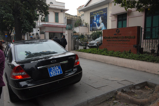 Một xế biển xanh ngự nửa lòng đường, nửa vỉa hè trên phố Đinh Tiên Hoàng, trước cổng tòa nhà Tổng công ty điện lực thành phố Hà Nội