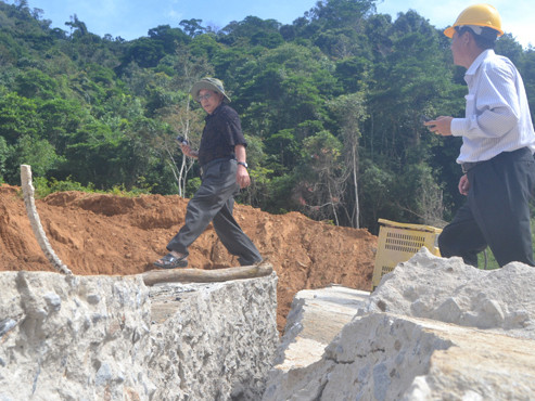Đoàn kiểm tra liên ngành tỉnh Kon Tum kiểm tra hiện trường vụ vỡ tường thượng lưu thủy điện Đăk Mek 3. Ảnh: Lê Trung