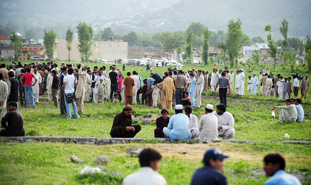 Đông đảo du khách tập trung xung quanh tòa dinh thự. Đông đảo du khách tập trung xung quanh tòa dinh thự