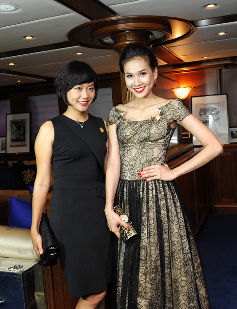 Dương Mỹ Linh hội ngộ diễn viên Hồng Ánh tại buổi tiệc