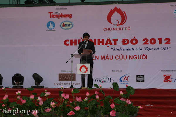 Ông Đoàn Công Huynh- Tổng biên tập báo Tiền Phong phát biểu khai mạc Chủ Nhật Đỏ. Ảnh: Minh Đức