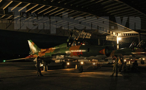 Công tác chuẩn bị trước mỗi ban bay được chuẩn bị từ sáng sớm tinh mơ và hết sức chu đáo, tỉ mỉ để đảm bảo an toàn cho mỗi chuyến bay