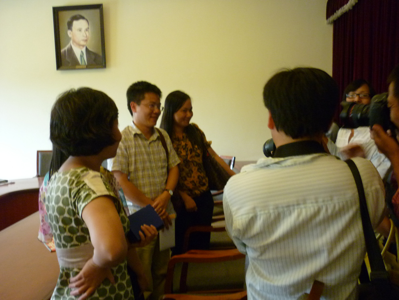 Rất nhiều phóng viên muốn được chụp ảnh với GS Ngô Bảo Châu