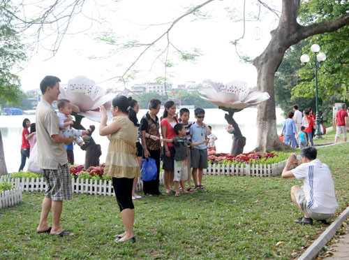 Giẫm lên thảm cỏ để chụp hình