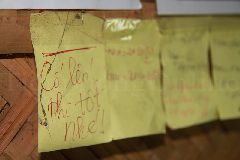 Một trong những tờ giấy note ghi dòng chữ 