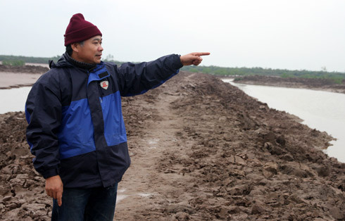 Sau vụ việc của ông Vươn, nhiều chủ đầm đã mạnh dạn đầu tư sản xuất trở lại. Trong ảnh là ông Hoàng Văn Tin với 23 ha đầm bãi vừa được bồi đắp, gia cố bờ bao. Ảnh: Nguyễn Hưng