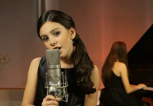 Khó ai tin được Mariangeli mới 9 tuổi. Cô bé có phong cách trình diễn tự tin và biết diễn xuất qua đôi mắt