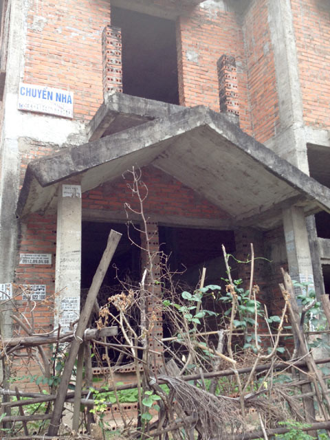  ... mà tình trạng chung nhất vẫn là rào giậu để hoang phế giữa lòng thủ đô. Nhiều người cho hay, đây là nhà đất các nhà đầu cơ 