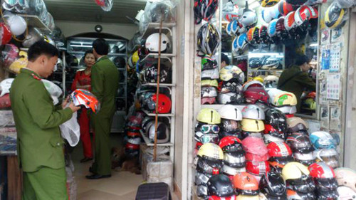 Lực lượng liên ngành kiểm tra các cơ sở kinh doanh mũ bảo hiểm dọc tuyến phố Huế, quận Hai Bà Trưng, Hà Nội. Ảnh: Tuấn Nguyễn