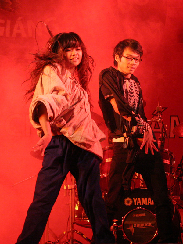 Kịch hip hop kể về sự ra đời của ngày ông già Noel do các bạn sinh viên thể hiện