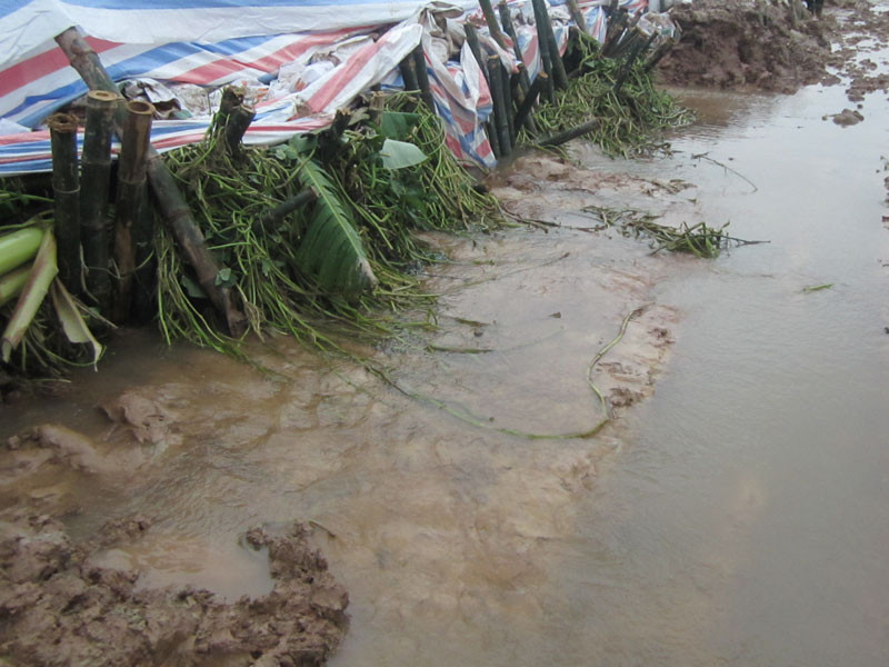 Nhiều chỗ đê yếu nước vẫn chảy ra