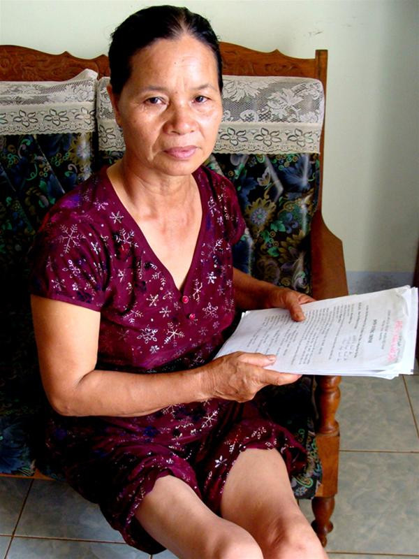 Bà Lương với đùi phải bị teo đến gửi đơn tại báo Tiền Phong