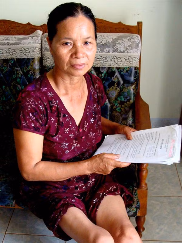 Bà Lương với đùi phải bị teo đến gửi đơn tại báo Tiền Phong