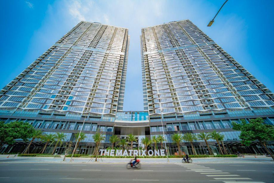 Tại công trường The Matrix One, các công nhân đang khẩn trương hoàn thiện tiện ích và các hạng mục cuối cùng Tại công trường The Matrix One, các công nhân đang khẩn trương hoàn thiện tiện ích và các hạng mục cuối cùng