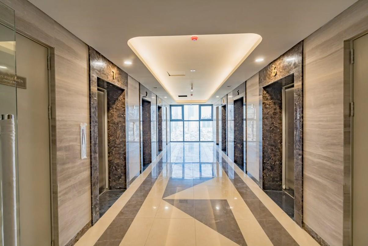 Sảnh thang máy rộng rãi với 7 thang máy tốc độ cao phục vụ 10 căn hộ/sàn Sảnh thang máy rộng rãi với 7 thang máy tốc độ cao phục vụ 10 căn hộ/sàn