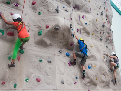 Chinh phục vách núi cao 16 m. Ảnh: Phan Huyền