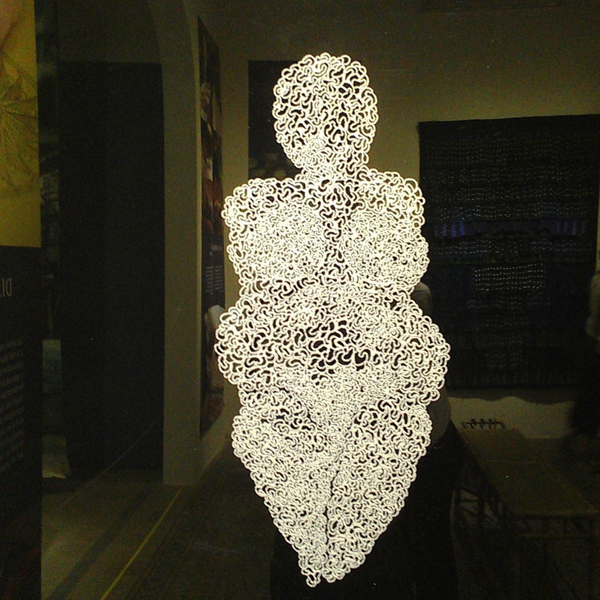 Sản phẩm ren thêu bằng tay có tên gọi “Đối thoại”