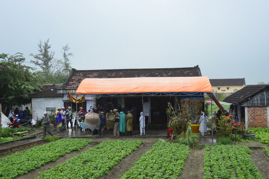 Người đàn ông nhờ hàng xóm giúp đỡ vợ con rồi tự tử ảnh 1