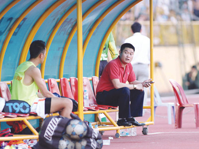 Nổi tiếng chơi ngông nhưng bầu Thuỵ (phải) cũng từng phát cáu khi bị cầu thủ hỏi về khoản lương còn nợ. Ảnh: VSI