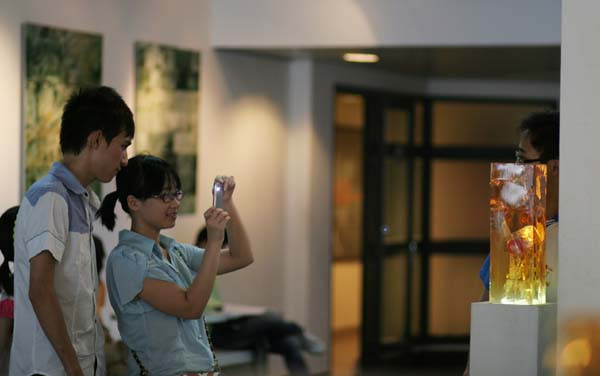 Các bạn trẻ không chỉ được ngắm nhìn cổng làng mà còn có cơ hội chụp hình