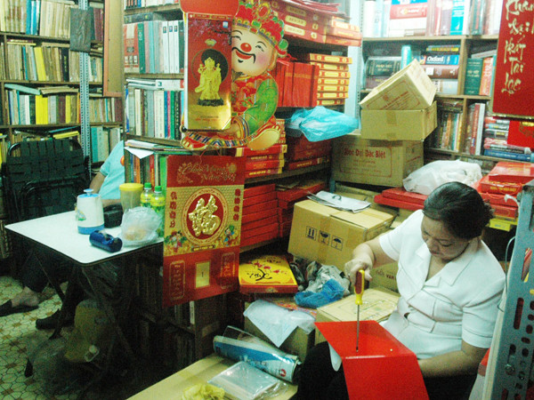 Tiệm sách cổ thưa vắng khách, chuyển sang bán lịch Ảnh: T.N.A . Tiệm sách cổ thưa vắng khách, chuyển sang bán lịch Ảnh: T.N.A