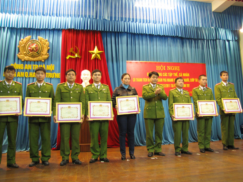 Đại tá Nguyễn Đức Chung trao bằng khen cho các cá nhân, tập thể xuất sắc phá án. Ảnh: Tuấn Nguyễn