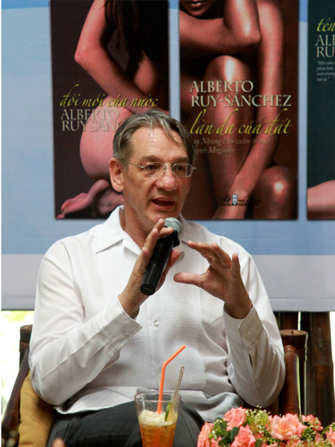 Alberto Ruy Sanchez chia sẻ về những dòng viết của mình tại buổi giao lưu