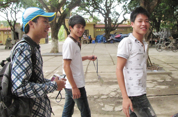 Niềm vui của sĩ tử được tiếp nhận vào chùa. Mỗi sĩ tử ở trong chùa sẽ có một thẻ ra vào để tiện quản lý. 