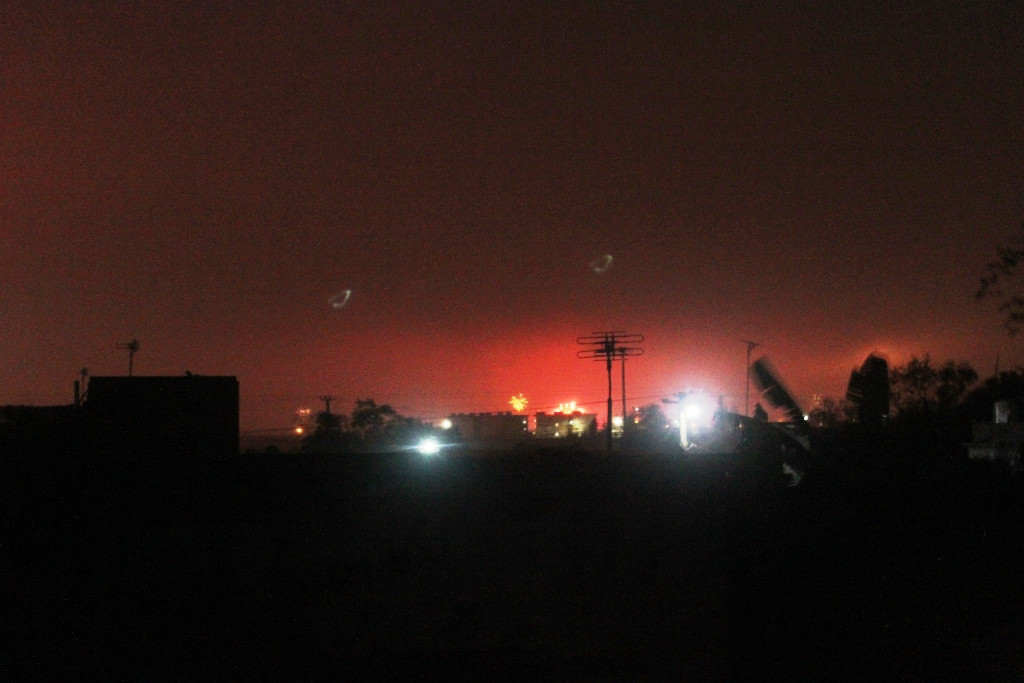 Cả vùng trời quê rực sáng vì người dân đốt pháo