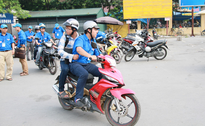 Ngoài việc tư vấn, hướng dẫn cho các thí sinh, sinh viên tình nguyện còn tổ chức đội xe tình nguyện, chở miễn phí các em đến các điểm thuê trọ, nhà người quen...Ảnh: Trường Phong