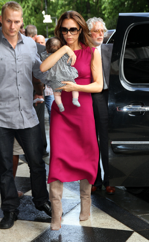 Xuất hiện tại sân bay Los Angle (Mỹ), hai mẹ con nhanh chóng trở thành tâm điểm của sự chú ý. Tại buổi lễ trao giải thưởng British Fashion. Hai mẹ con tại thành phố Los Angles. Vic và Harper với tone hồng xuất hiện trên đường phố New York (Mỹ) trong tuần lễ thời trang New York. Công chúa Harper trông thật đáng yêu với chiếc váy và chiếc nơ xinh màu hồng. Hai mẹ con đi mua sắm tại của hàng Big Apple. Vừa mới bước chân ra khỏi cửa hàng Channel, hai mẹ con đã bị những paparazzi chộp được.