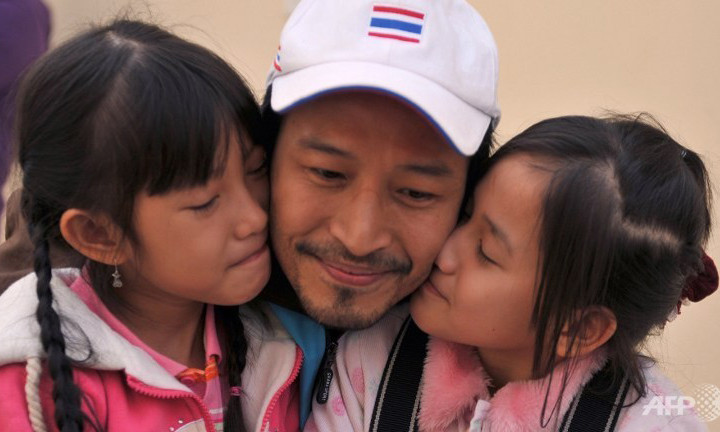 Jakkrit Panichpatikum cùng hai cô cháu gái