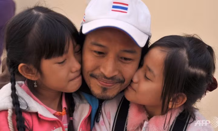 Jakkrit Panichpatikum cùng hai cô cháu gái