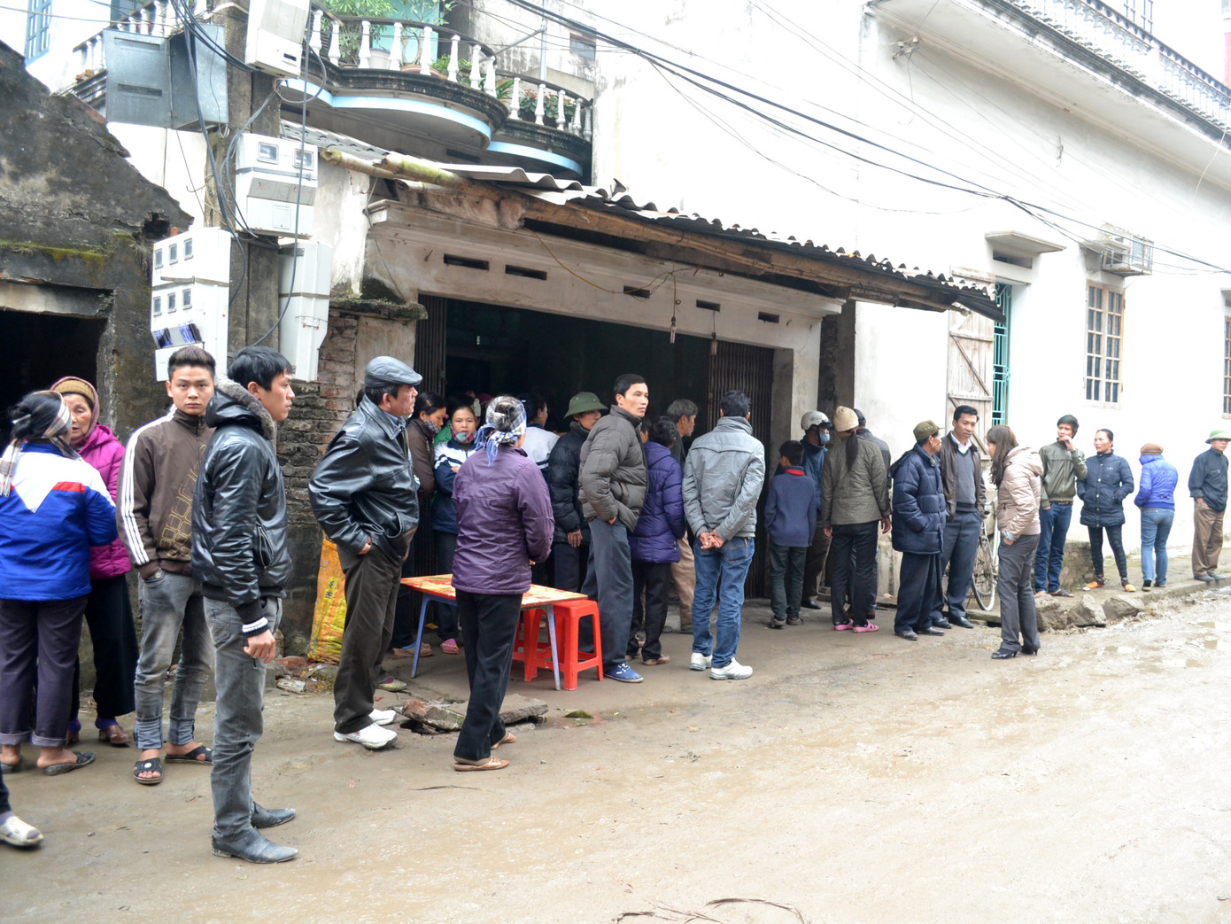 Người dân đến xem vụ án mạng. Hiện trường vụ án mạng