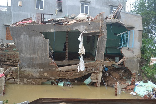 Hoang tàn do lũ khủng. Ảnh Việt Hương