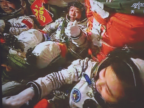 Các nhà du hành vũ trụ Trung Quốc đổ bộ Thiên Cung 1. Nguồn: Xinhua. Các nhà du hành vũ trụ Trung Quốc đổ bộ Thiên Cung 1. Nguồn: Xinhua