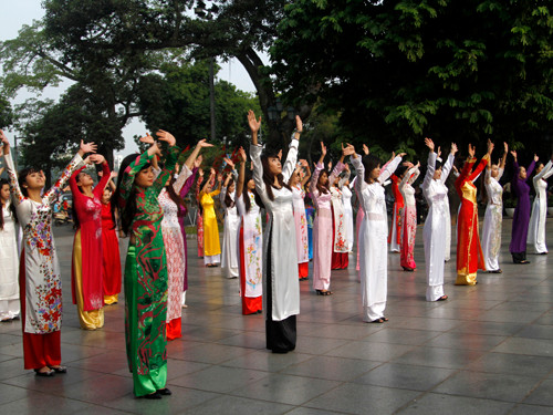 Bài nhảy được thực hiện ở khu vực tượng đài Lý Thái Tổ