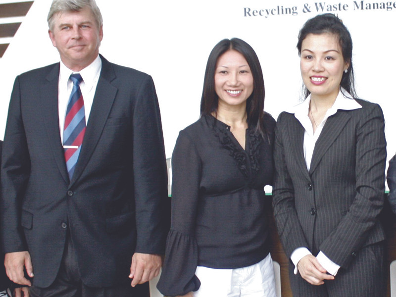 Madison Nguyễn (giữa), tên Việt Nam là Nguyễn Phượng Tú, sinh năm 1975, tại Nha Trang. Cô và gia đình sang định cư tại Mỹ vào những năm đầu 1980. Cô có bằng cử nhân lịch sử tại ĐH California Santa Cruz, bằng thạc sỹ khoa học xã hội tại ĐH Chicago, bằng tiến sỹ xã hội học tại ĐH California, Santa Cruz