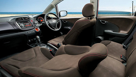 Bên trong được trang bị hệ thống điều hòa không khí plasma cung cấp các hạt ion giúp cho da người phụ nữ trở nên mềm hơn